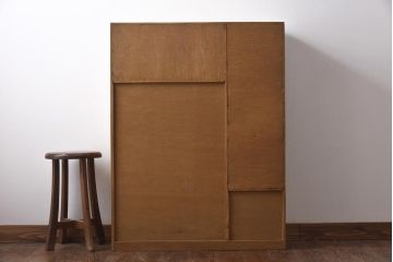 レトロ家具　昭和レトロ　栓材　明るい色合いと凝ったデザインが魅力的なキャビネット(戸棚、収納棚、本箱)