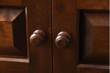 中古　松本民芸家具　シックな扉のデザインの隅棚(コーナーキャビネット、収納棚)