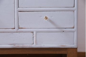 ペイント家具　レトロガラス入り　丸窓がおしゃれな脚付きテレビボード(リビングボード)