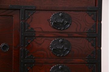 中古　仙台民芸箪笥(仙台箪笥)　欅産業　拭き漆塗り　華やかな金具の茶箪笥(茶棚、飾り棚)