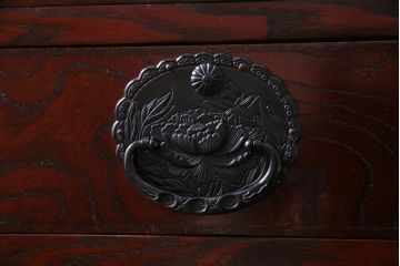 中古　仙台民芸箪笥(仙台箪笥)　欅産業　拭き漆塗り　華やかな金具の茶箪笥(茶棚、飾り棚)