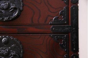 中古　仙台民芸箪笥(仙台箪笥)　欅産業　拭き漆塗り　華やかな金具の茶箪笥(茶棚、飾り棚)