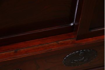 中古　仙台民芸箪笥(仙台箪笥)　欅産業　拭き漆塗り　華やかな金具の茶箪笥(茶棚、飾り棚)