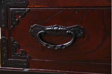 中古　仙台民芸箪笥(仙台箪笥)　欅産業　拭き漆塗り　華やかな金具の茶箪笥(茶棚、飾り棚)