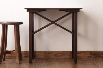 中古　山葉(ヤマハ、日本楽器)　シンプルな透かしがアクセントの折りたたみ式のサイドテーブル(折り畳み机)