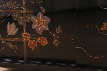 中古　民芸家具　輪島塗　テッセン蒔絵が優美な雰囲気醸し出す飾り棚(茶棚)