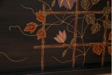 中古　民芸家具　輪島塗　テッセン蒔絵が優美な雰囲気醸し出す飾り棚(茶棚)