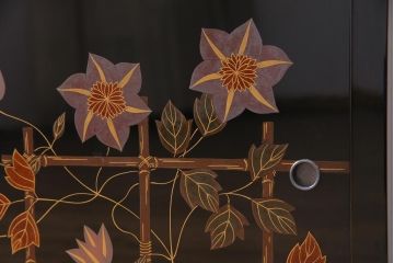 中古　民芸家具　輪島塗　テッセン蒔絵が優美な雰囲気醸し出す飾り棚(茶棚)