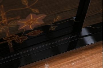 中古　民芸家具　輪島塗　テッセン蒔絵が優美な雰囲気醸し出す飾り棚(茶棚)