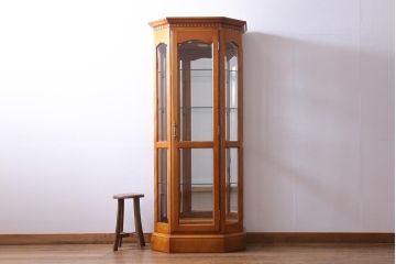 中古　横浜クラシック家具　ダニエル(Daniel)　アーリーアメリカン　A-214　上質な作りのガラスケース(飾り棚、キュリオケース)(定価約67万円)