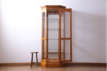 中古　横浜クラシック家具　ダニエル(Daniel)　アーリーアメリカン　A-214　上質な作りのガラスケース(飾り棚、キュリオケース)(定価約67万円)