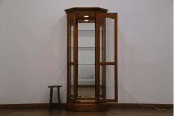 中古　横浜クラシック家具　ダニエル(Daniel)　アーリーアメリカン　A-214　上質な作りのガラスケース(飾り棚、キュリオケース)(定価約67万円)