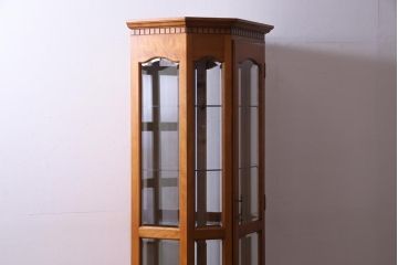 中古　横浜クラシック家具　ダニエル(Daniel)　アーリーアメリカン　A-214　上質な作りのガラスケース(飾り棚、キュリオケース)(定価約67万円)