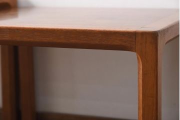 ヴィンテージ家具　北欧ビンテージ　デンマーク　パーケット天板が珍しいチーク材製のネストテーブル(サイドテーブル)