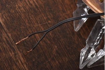 フランスビンテージ　金属製　エンパイア様式　ガラスドロップがお洒落な小振りなウォールランプ(壁掛け照明)(1)