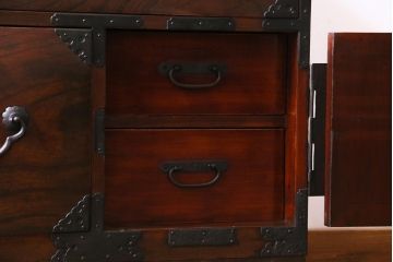 アンティーク家具　和製アンティーク　前面・供縁ケヤキ材　脚付き　味わいと上品さを楽しめる仙台箪笥ローボード(衣装箪笥、引き出し、チェスト)