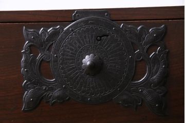 アンティーク家具　和製アンティーク　前面・供縁ケヤキ材　脚付き　味わいと上品さを楽しめる仙台箪笥ローボード(衣装箪笥、引き出し、チェスト)