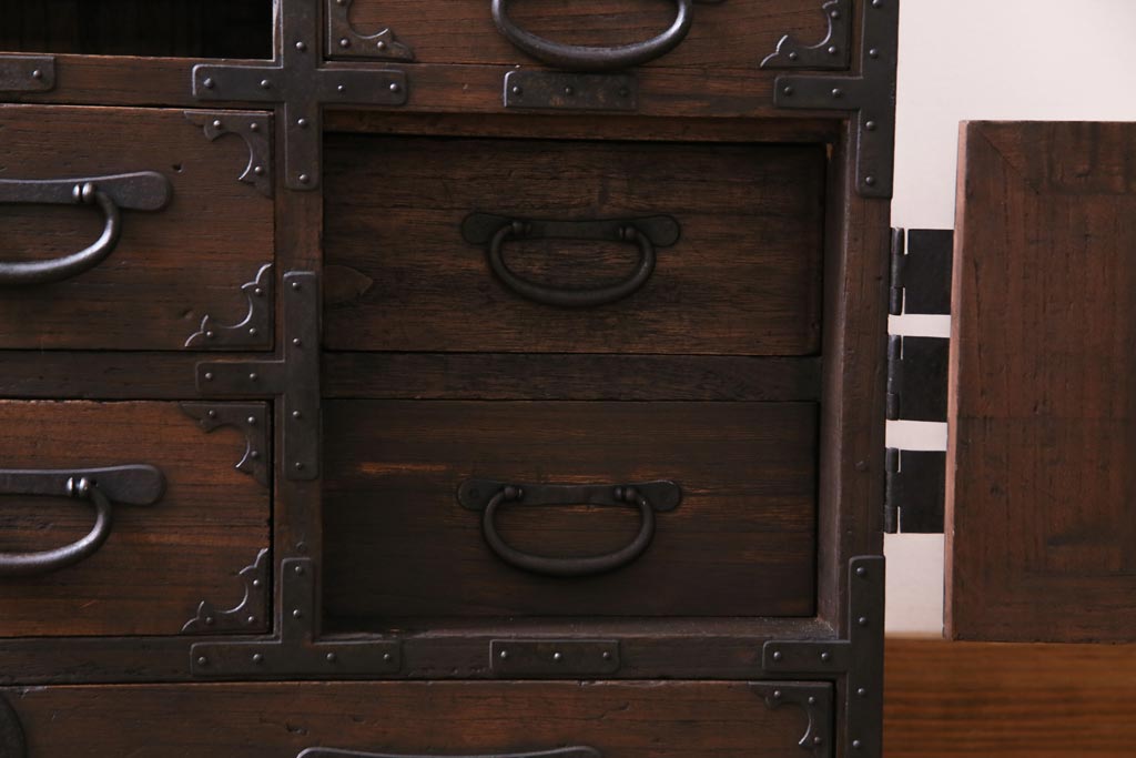 アンティーク家具　和製アンティーク　明治大正期　総桐材　味わいと渋さが格好良い関東帳場箪笥(時代箪笥、和タンス、桐箪笥、桐たんす)