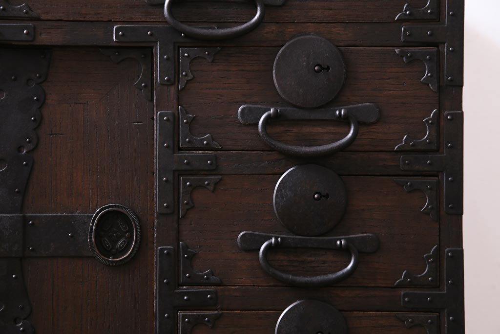 アンティーク家具　和製アンティーク　明治大正期　総桐材　味わいと渋さが格好良い関東帳場箪笥(時代箪笥、和タンス、桐箪笥、桐たんす)