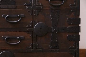 アンティーク家具　和製アンティーク　明治大正期　総桐材　味わいと渋さが格好良い関東帳場箪笥(時代箪笥、和タンス、桐箪笥、桐たんす)