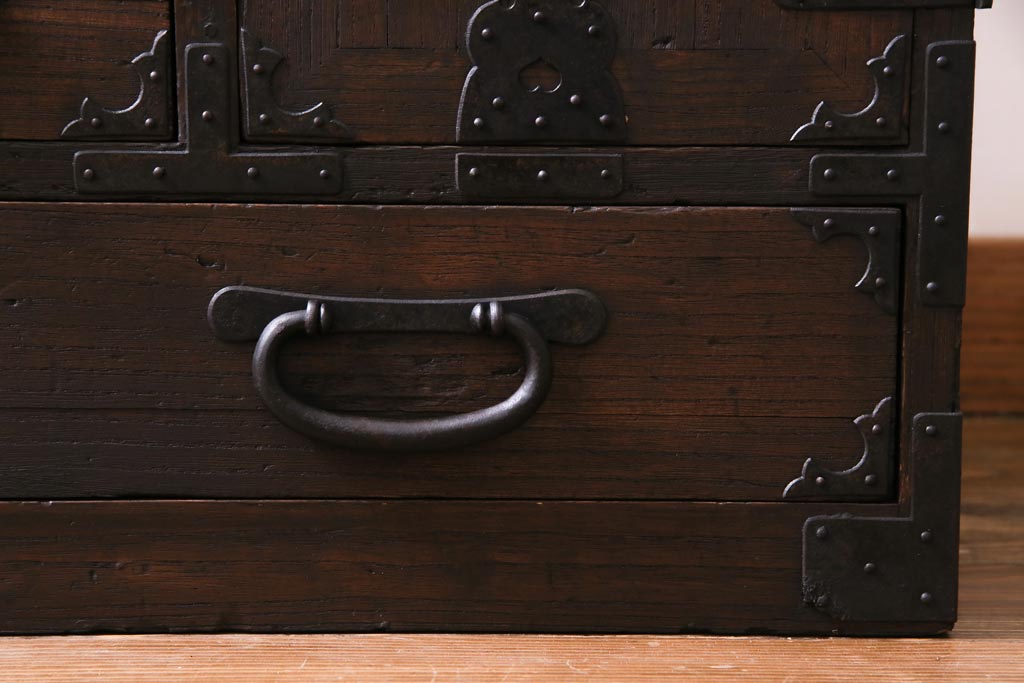 アンティーク家具　和製アンティーク　明治大正期　総桐材　味わいと渋さが格好良い関東帳場箪笥(時代箪笥、和タンス、桐箪笥、桐たんす)