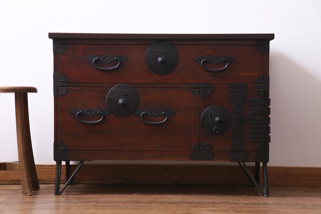 アンティーク家具　和製アンティーク　鉄脚付リメイク　縁起の良い図柄の金具が付いた箪笥テレビボード(リビングボード、引き出し)
