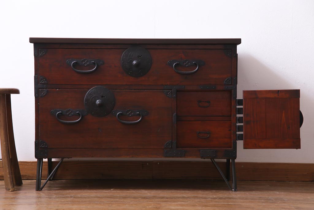 アンティーク家具　和製アンティーク　鉄脚付リメイク　縁起の良い図柄の金具が付いた箪笥テレビボード(リビングボード、引き出し)