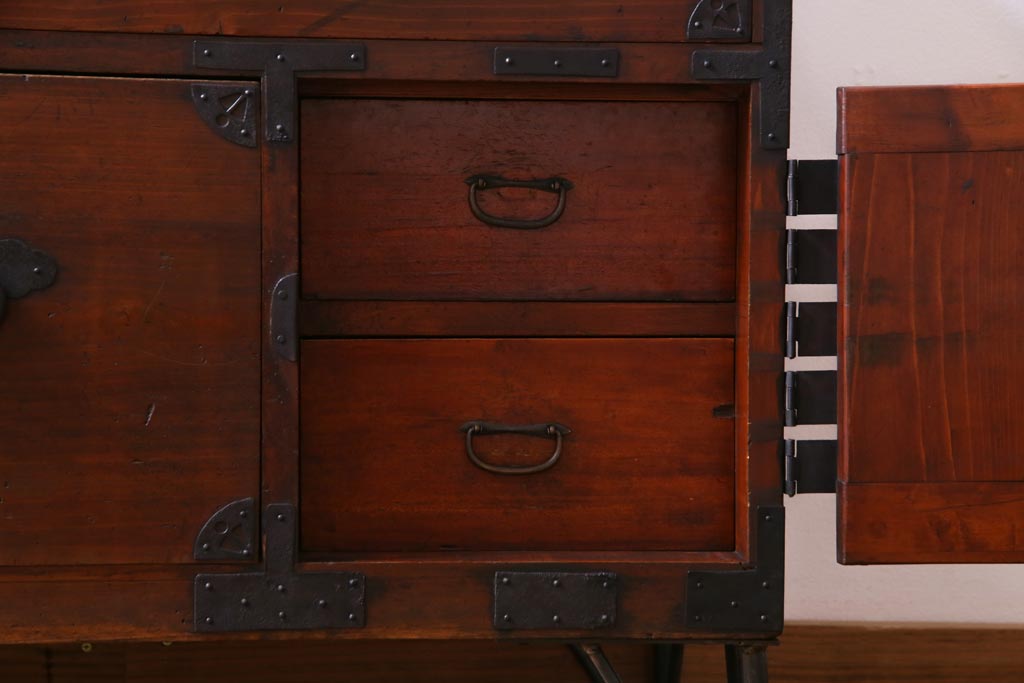 アンティーク家具　和製アンティーク　鉄脚付リメイク　縁起の良い図柄の金具が付いた箪笥テレビボード(リビングボード、引き出し)