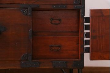 アンティーク家具　和製アンティーク　鉄脚付リメイク　縁起の良い図柄の金具が付いた箪笥テレビボード(リビングボード、引き出し)