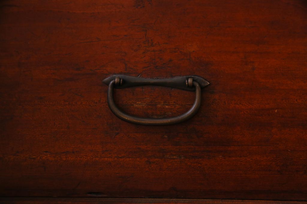 アンティーク家具　和製アンティーク　鉄脚付リメイク　縁起の良い図柄の金具が付いた箪笥テレビボード(リビングボード、引き出し)