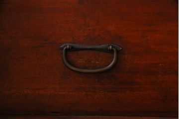 アンティーク家具　和製アンティーク　鉄脚付リメイク　縁起の良い図柄の金具が付いた箪笥テレビボード(リビングボード、引き出し)