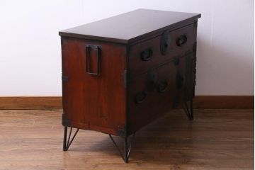 アンティーク家具　和製アンティーク　鉄脚付リメイク　縁起の良い図柄の金具が付いた箪笥テレビボード(リビングボード、引き出し)