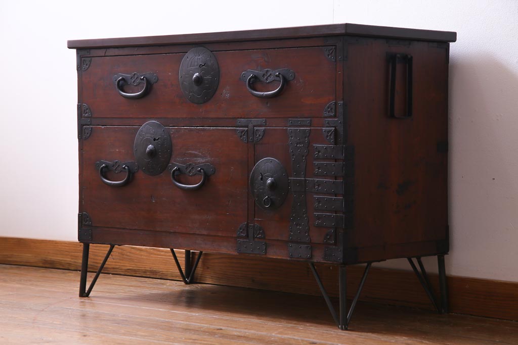 アンティーク家具　和製アンティーク　鉄脚付リメイク　縁起の良い図柄の金具が付いた箪笥テレビボード(リビングボード、引き出し)