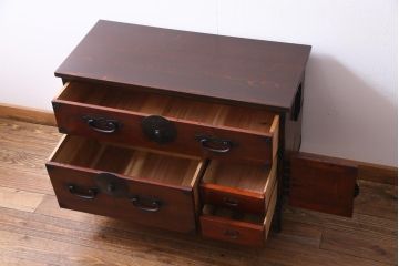 アンティーク家具　和製アンティーク　鉄脚付リメイク　縁起の良い図柄の金具が付いた箪笥テレビボード(リビングボード、引き出し)