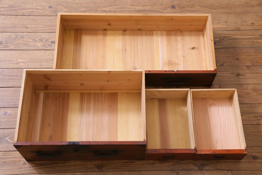 アンティーク家具　和製アンティーク　鉄脚付リメイク　縁起の良い図柄の金具が付いた箪笥テレビボード(リビングボード、引き出し)