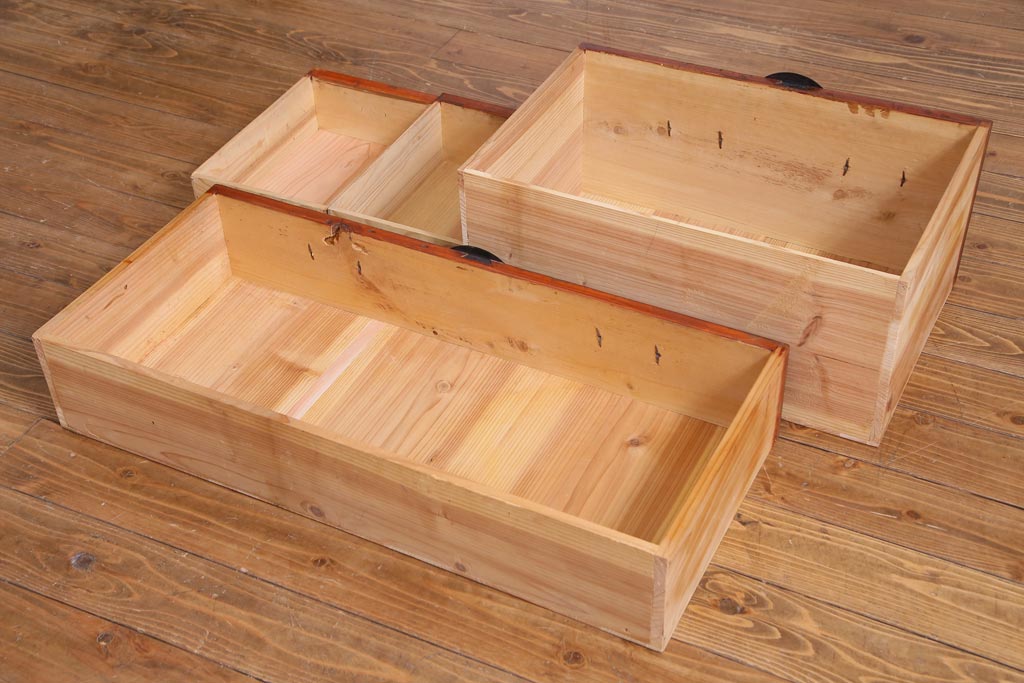 アンティーク家具　和製アンティーク　鉄脚付リメイク　縁起の良い図柄の金具が付いた箪笥テレビボード(リビングボード、引き出し)