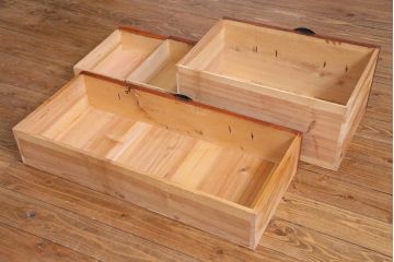 アンティーク家具　和製アンティーク　鉄脚付リメイク　縁起の良い図柄の金具が付いた箪笥テレビボード(リビングボード、引き出し)