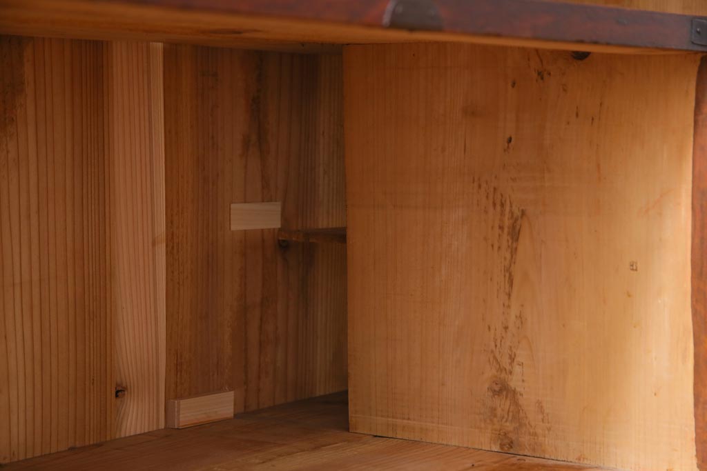 アンティーク家具　和製アンティーク　鉄脚付リメイク　縁起の良い図柄の金具が付いた箪笥テレビボード(リビングボード、引き出し)