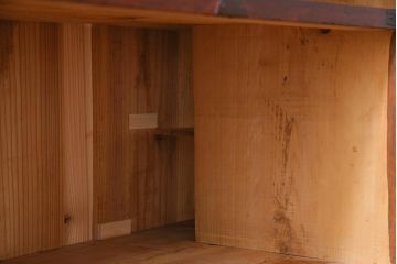 アンティーク家具　和製アンティーク　鉄脚付リメイク　縁起の良い図柄の金具が付いた箪笥テレビボード(リビングボード、引き出し)