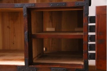 アンティーク家具　和製アンティーク　鉄脚付リメイク　縁起の良い図柄の金具が付いた箪笥テレビボード(リビングボード、引き出し)