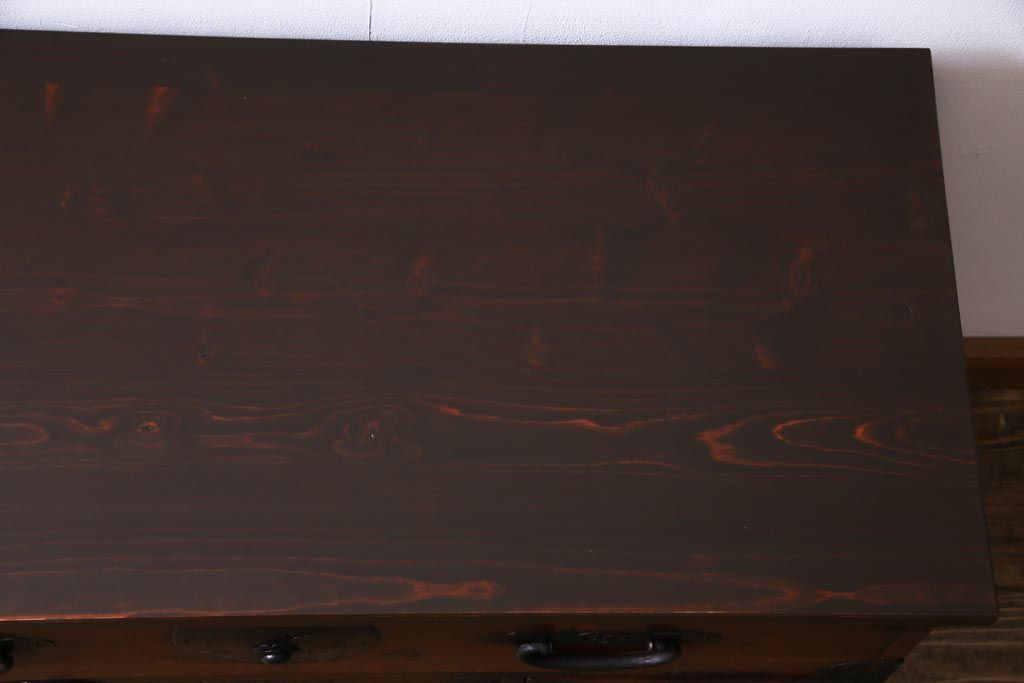 アンティーク家具　和製アンティーク　鉄脚付リメイク　縁起の良い図柄の金具が付いた箪笥テレビボード(リビングボード、引き出し)