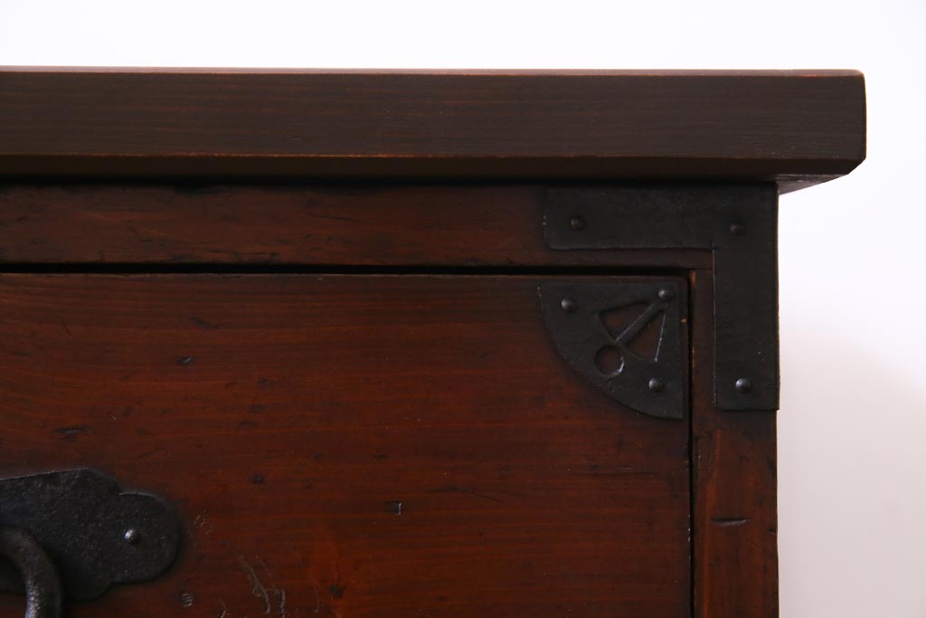 アンティーク家具　和製アンティーク　鉄脚付リメイク　縁起の良い図柄の金具が付いた箪笥テレビボード(リビングボード、引き出し)