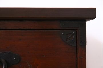 アンティーク家具　和製アンティーク　鉄脚付リメイク　縁起の良い図柄の金具が付いた箪笥テレビボード(リビングボード、引き出し)