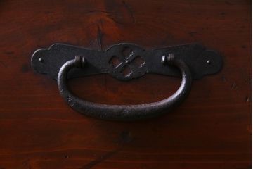 アンティーク家具　和製アンティーク　鉄脚付リメイク　縁起の良い図柄の金具が付いた箪笥テレビボード(リビングボード、引き出し)