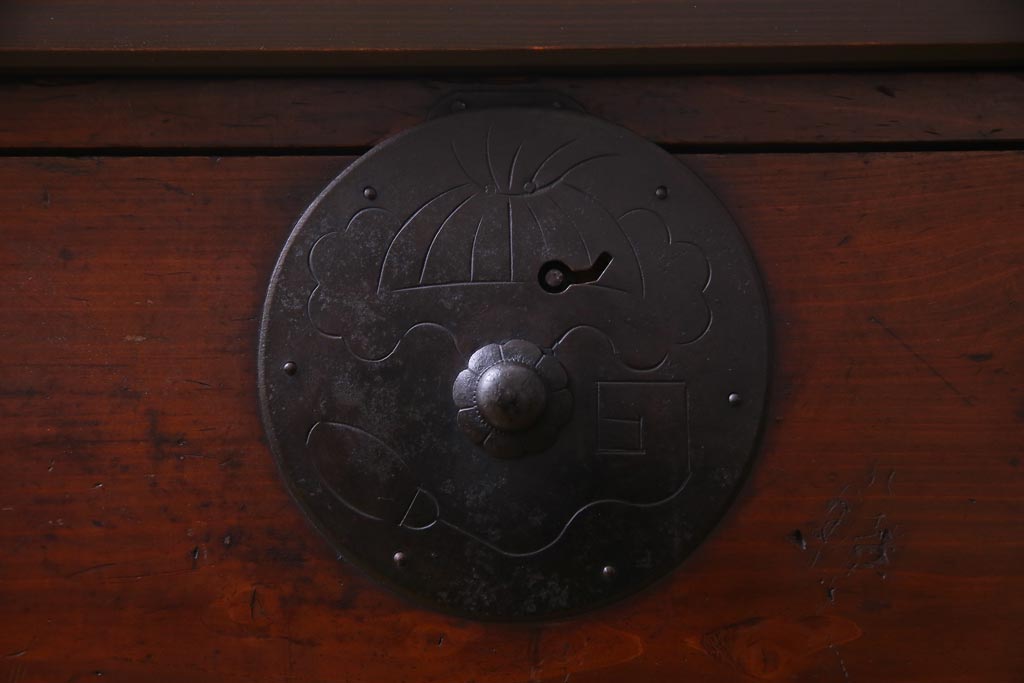 アンティーク家具　和製アンティーク　鉄脚付リメイク　縁起の良い図柄の金具が付いた箪笥テレビボード(リビングボード、引き出し)