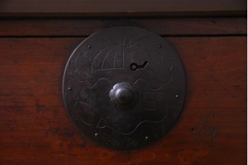 アンティーク家具　和製アンティーク　鉄脚付リメイク　縁起の良い図柄の金具が付いた箪笥テレビボード(リビングボード、引き出し)