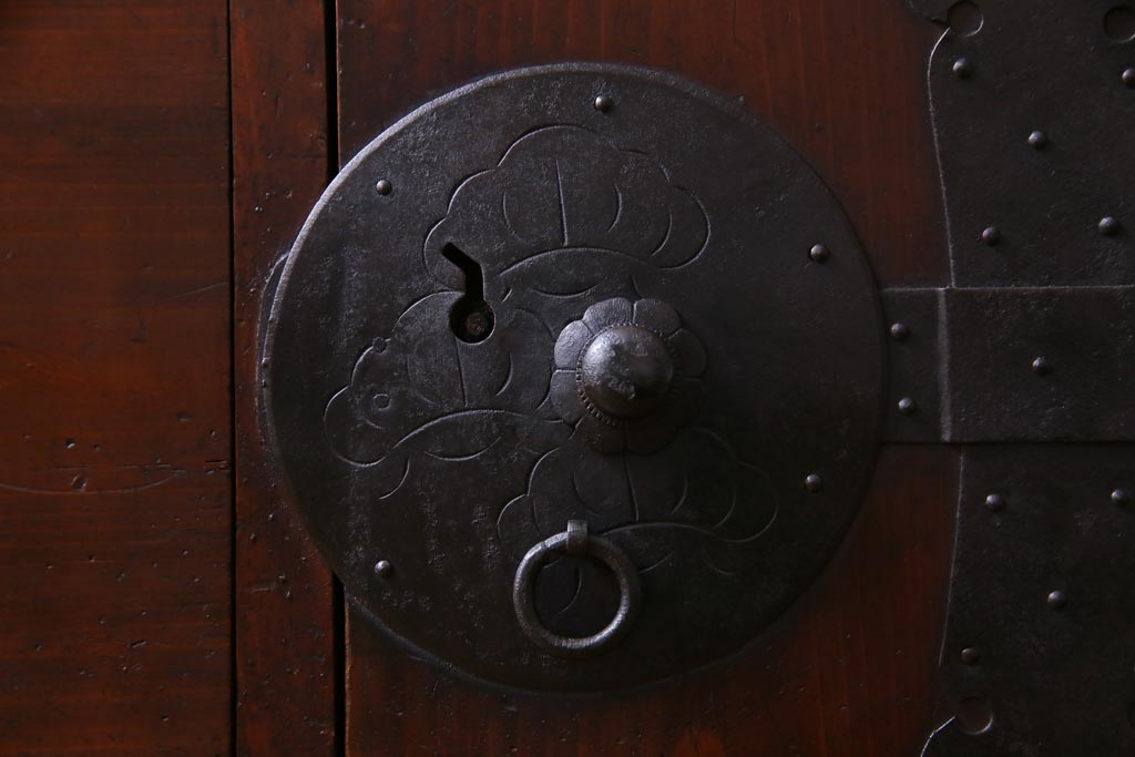 アンティーク家具　和製アンティーク　鉄脚付リメイク　縁起の良い図柄の金具が付いた箪笥テレビボード(リビングボード、引き出し)