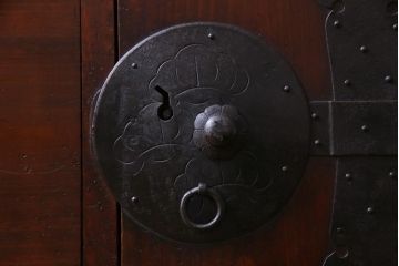 アンティーク家具　和製アンティーク　鉄脚付リメイク　縁起の良い図柄の金具が付いた箪笥テレビボード(リビングボード、引き出し)