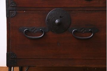 アンティーク家具　和製アンティーク　鉄脚付リメイク　縁起の良い図柄の金具が付いた箪笥テレビボード(リビングボード、引き出し)