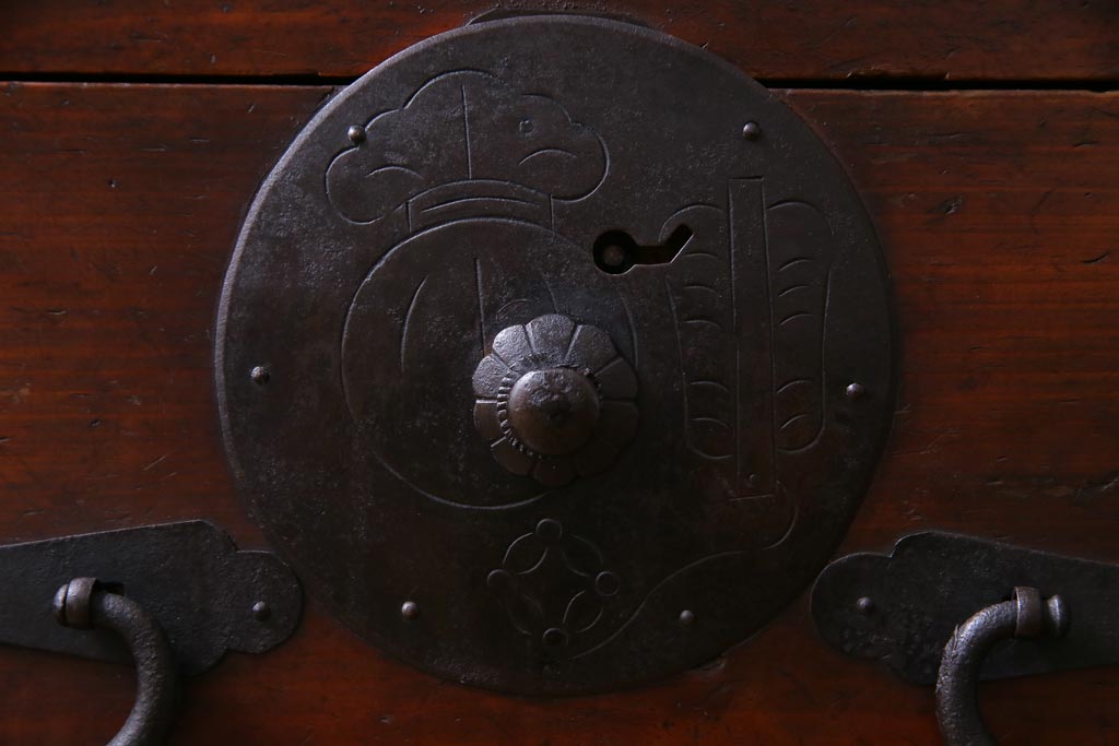 アンティーク家具　和製アンティーク　鉄脚付リメイク　縁起の良い図柄の金具が付いた箪笥テレビボード(リビングボード、引き出し)